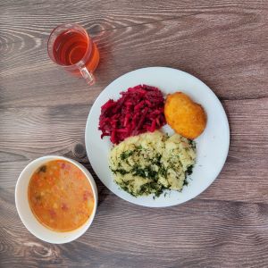 Dieta podstawowa Zupa z soczewicą i warzywami Ziemniaki młode z koperkiem gotowane Kotlet z kurczaka nadziewany serem Sos jarzynowy dieta Sałatka z buraków i jabłka (z olejem) Kompot owocowy